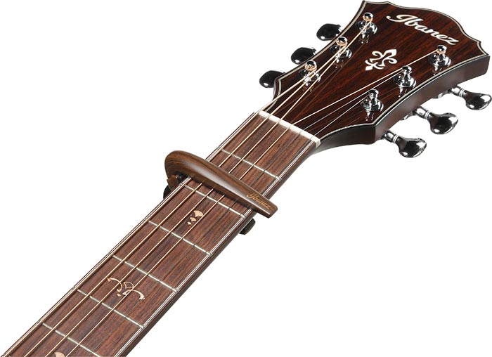 アコースティックギターでの装着使用例の画像