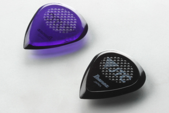 Specially designed bevelled edge for precise picking