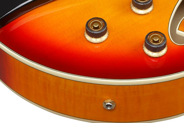 Spruce top / Flamed Maple back and sides